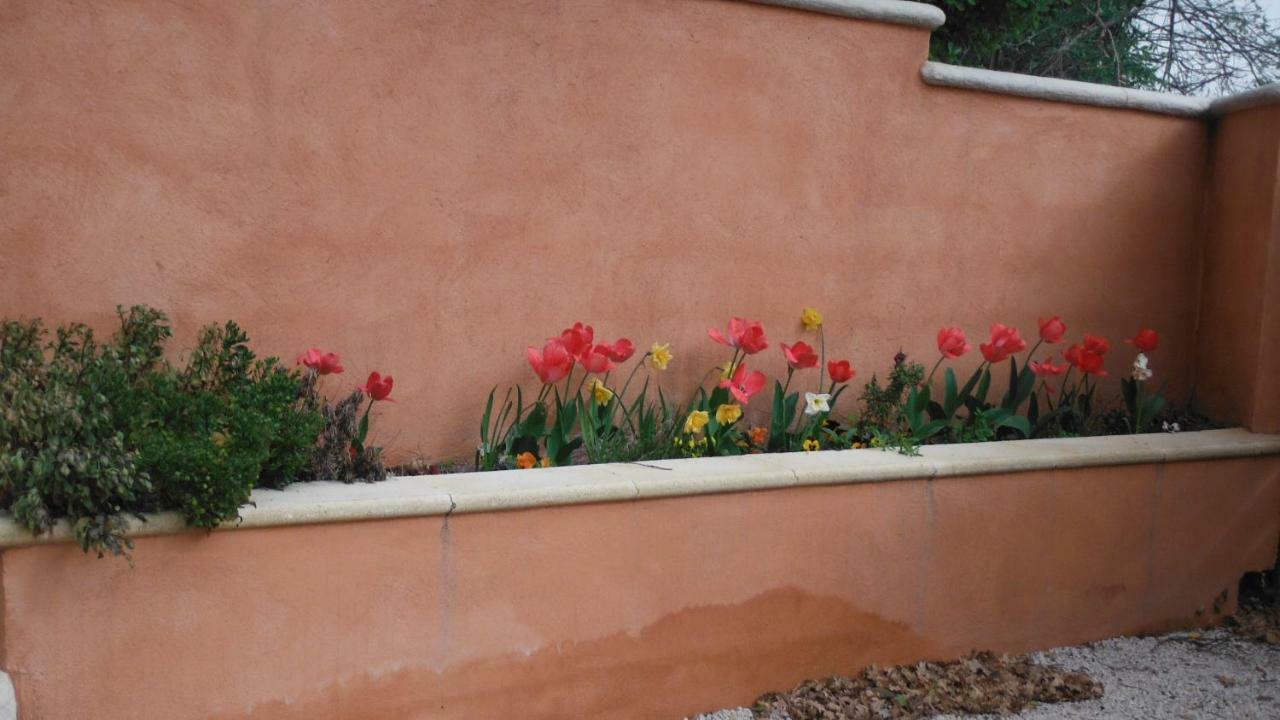 Appartement Le Romarin Mallemort Exterior photo